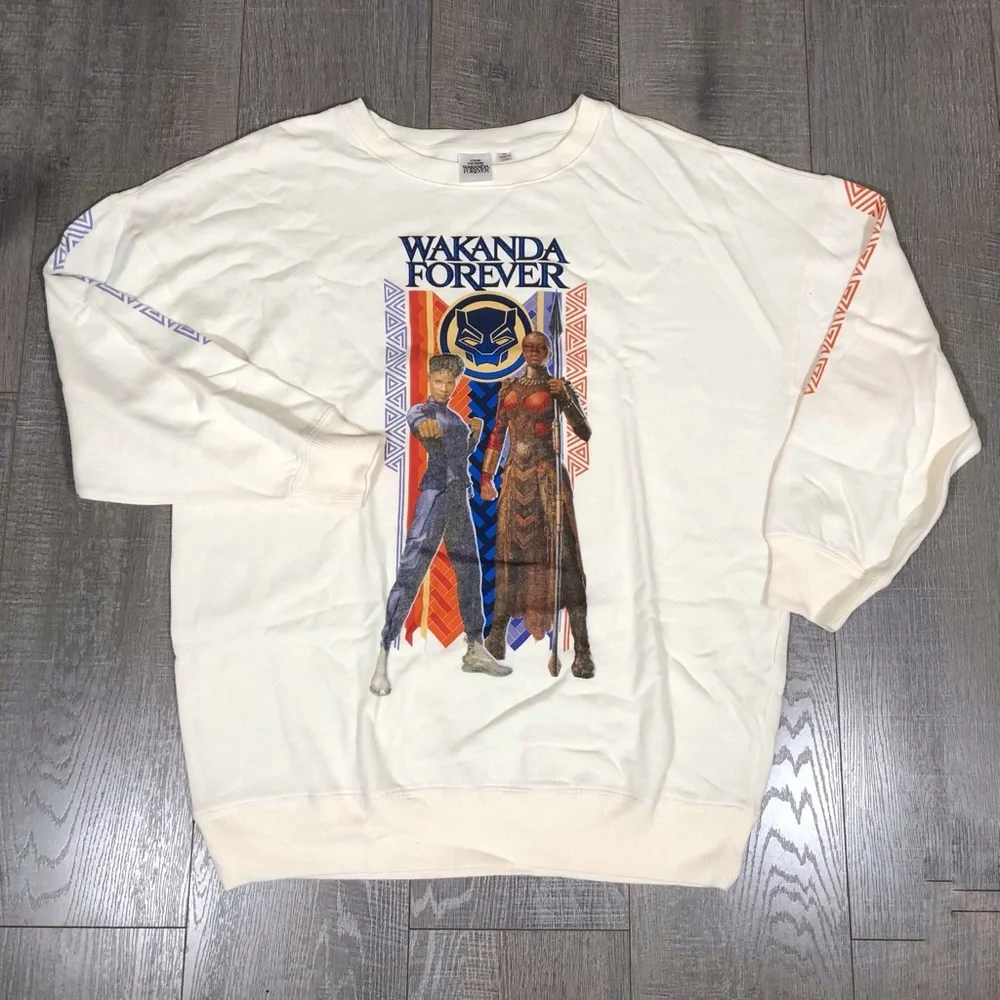 NWOT Sweatshirt Pullover “Wakanda Forever” Size M